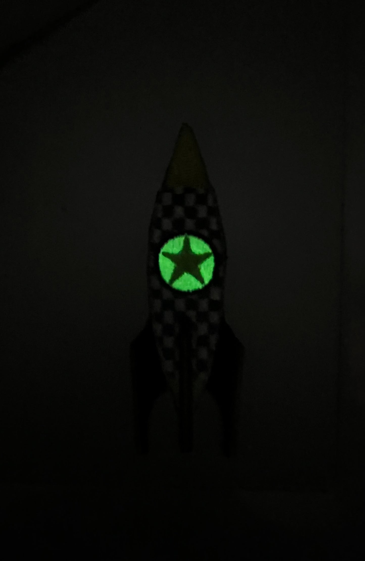 Checkered rocket - selvlysende